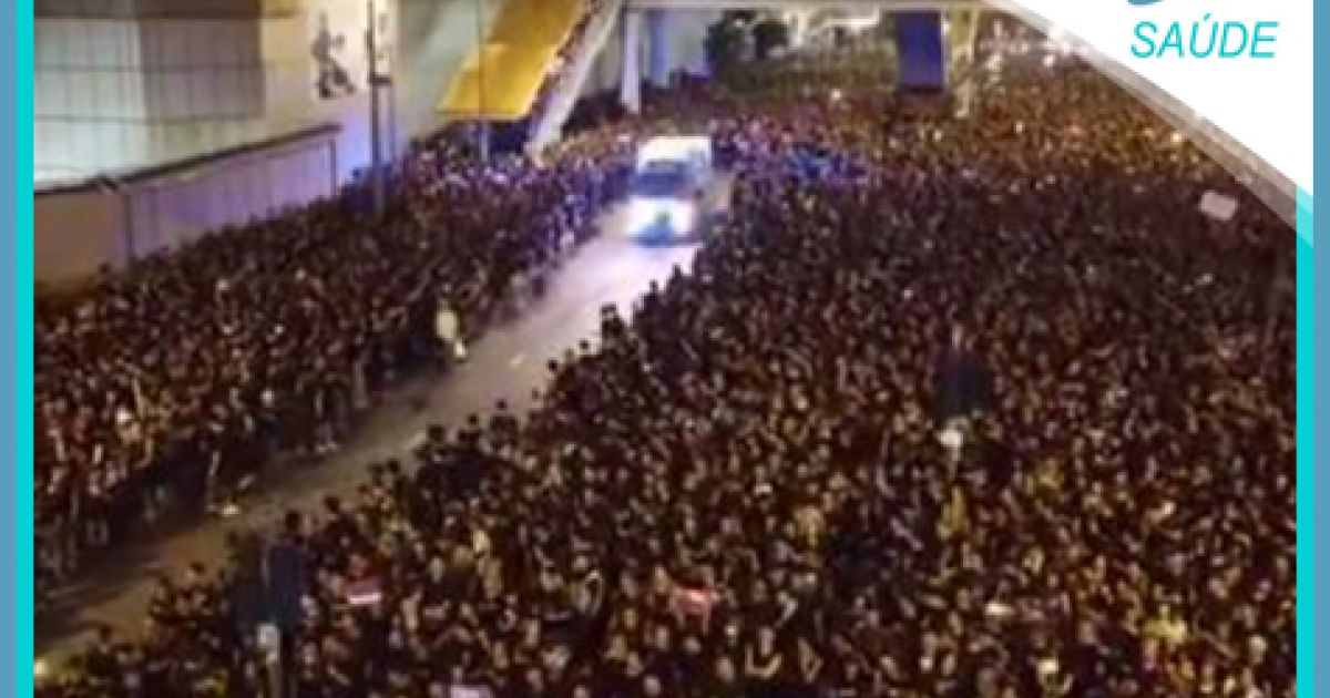 Manifestantes dão passagem para ambulância em Hong Kong e vídeo viraliza.