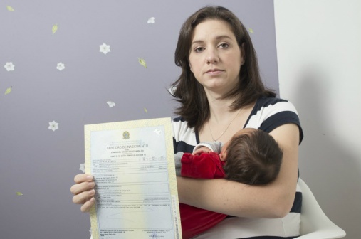 Mãe já pode registrar o filho sem necessidade da presença do pai.