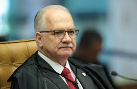 Fachin nega pedido da defesa de Lula para suspender inelegibilidade.