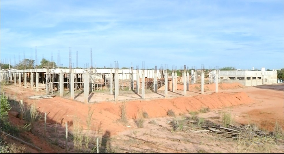 2,7 mil obras est?o paradas no Brasil, diz CNI.
