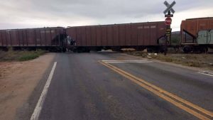 Brumado: Trem atinge carroceria de carreta em cruzamento de ferrovia com a BR-030.