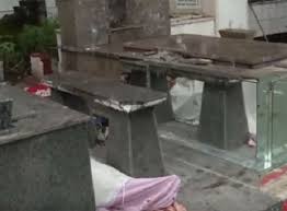 Mulher se apaixona por cad?ver e dorme ao lado de sepultura.
