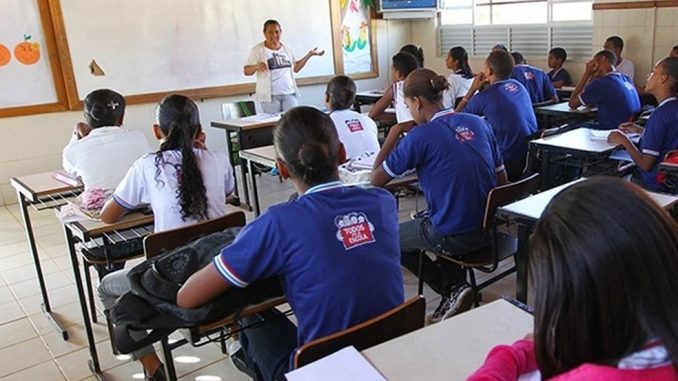 Aulas no Ensino Médio terão 1h a mais a partir de 2020 na Bahia.