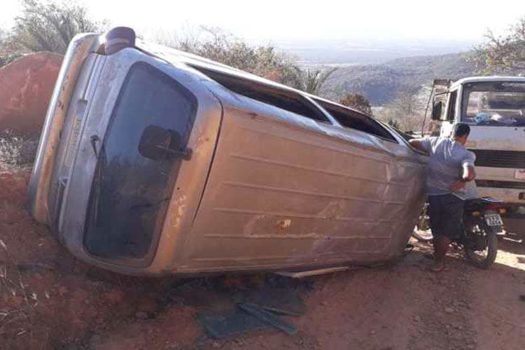 Van escolar com 18 alunos da rede municipal tomba na zona rural de Paramirim.