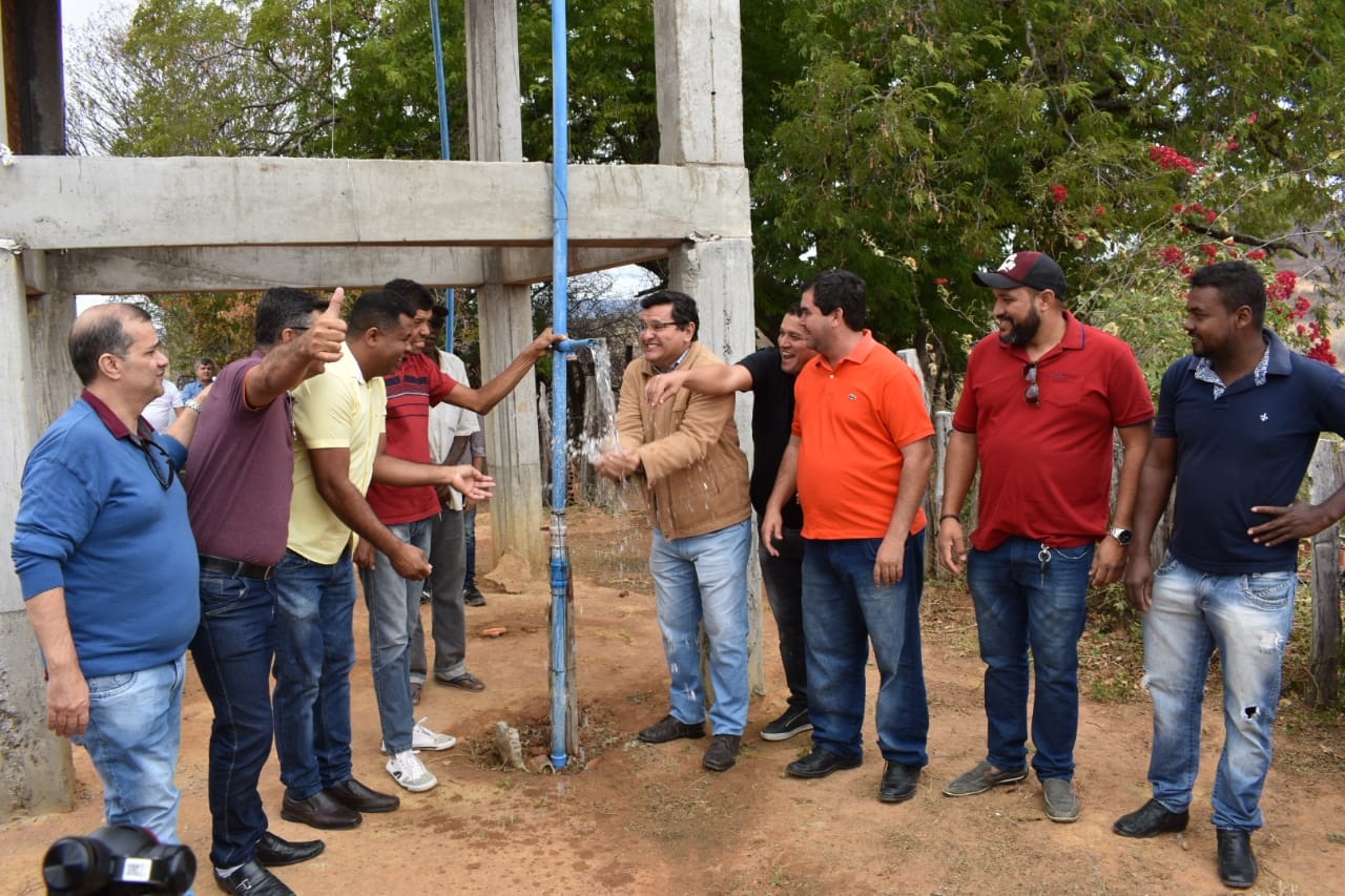 Prefeito de Guanambi entrega mais um sistema de água na zona rural.