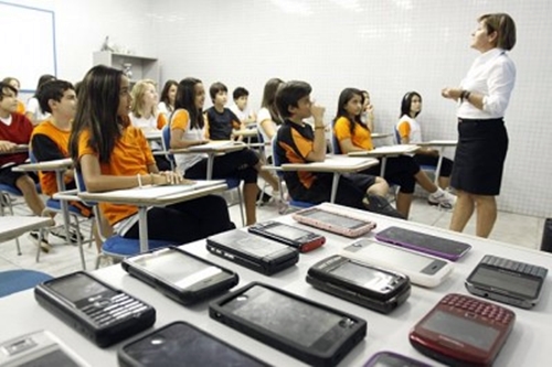 Proposta proíbe uso de celular e tablet em sala de aula.