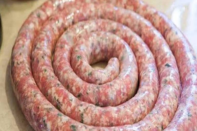 Polícia fecha fábrica clandestina que fazia linguiça com carne de cães e gatos.