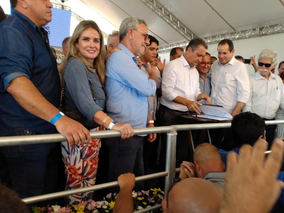 Ao lado do governador, Ivana participa de ato que dá início à construção da Policlínica em Brumado.
