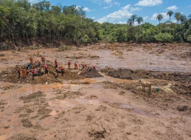 Polícia diz que explosivos foram detonados antes de rompimento de barragem em MG.