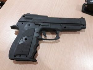 Guanambi: Jovem com pistola falsa assusta funcionários do Hospital Regional.