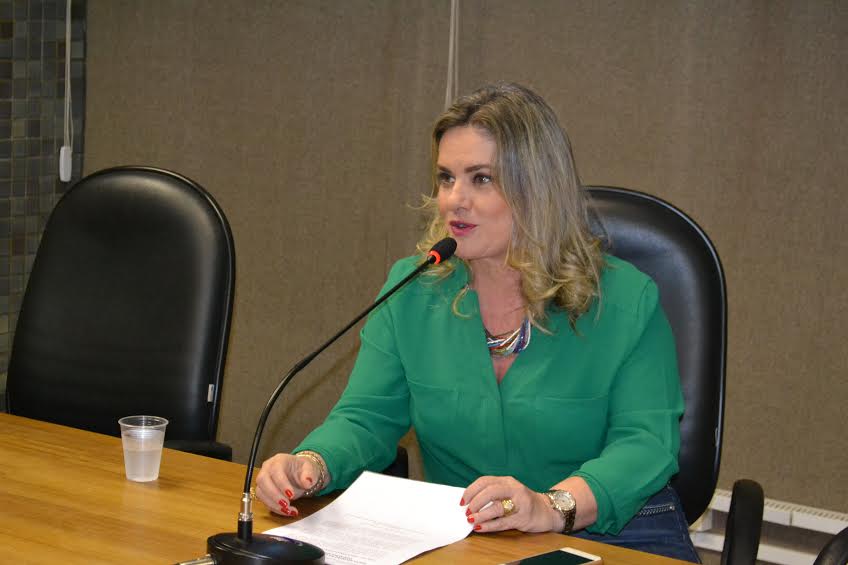 Deputada emite pareceres favor?veis sobre 10 projetos de parlamentares para an?lise da CCJ.