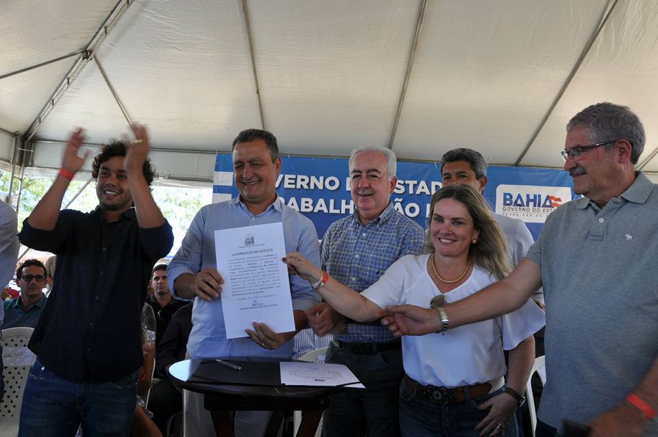 Deputada comemora autoriza??o para in?cio da pavimenta??o de Candiba a Pil?es.