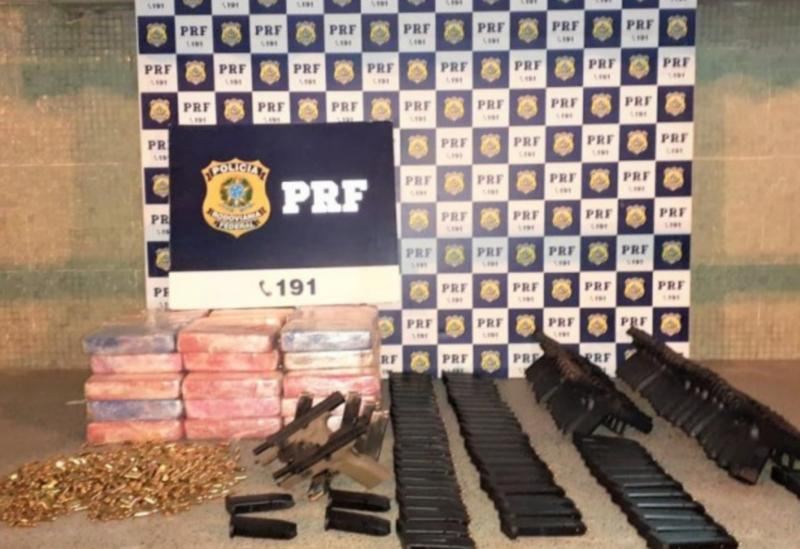 Após abordagem, PRF prende casal e apreende dezenas de pistolas, carregadores, 2.000 munições e quase 50 Kg de crack.