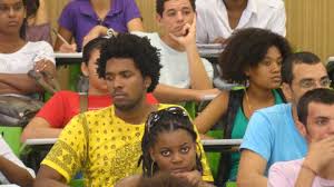 Pela 1ª vez, negros são maioria nas universidades públicas.