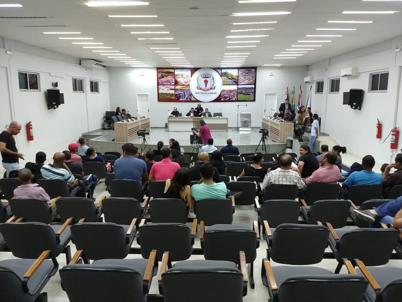 A Câmara de Vereadores aprova projeto de Lei que torna obrigatória a presença de intérprete da Língua Brasileira de Sina