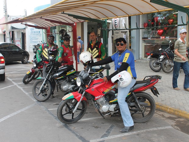 Mototaxistas de Guanambi poderão voltar ao trabalho desde que passageiros usem capacetes próprios.