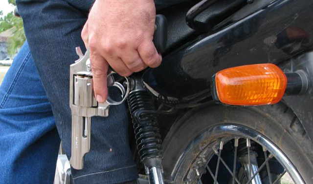 Populares impedem que assaltante roube motocicleta no Bairro Vomitamel