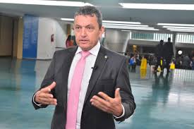 Charles Fernandes se pronuncia contra proposta da Aneel de criar taxa de energia solar gerada em residências.
