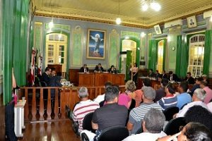 Aumento de salários do prefeito, vice, secretários e vereadores de Caetité são barrados por Ação Popular.