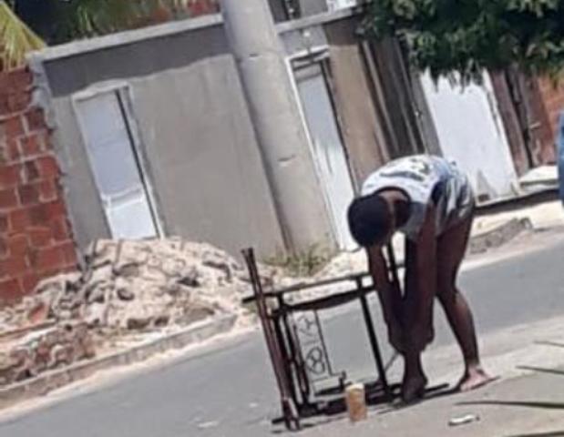 Homem supostamente com transtornos mentais é resgatado pela polícia em situação insalubre em Guanambi.