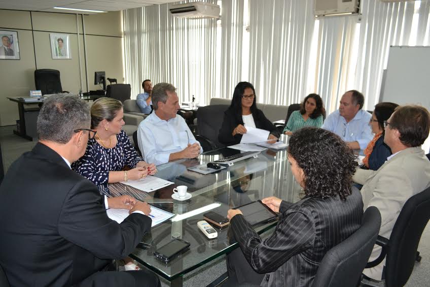Em reuni?o na SEMA, deputada e prefeito buscam apoio desenvolver a??es integradas em Dom Bas?lio.