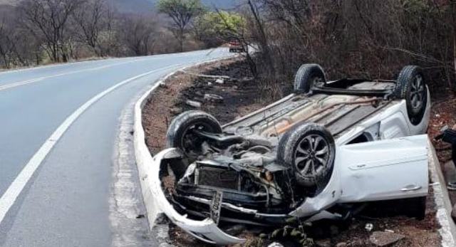 Carro capota na BR-030 em Guanambi.
