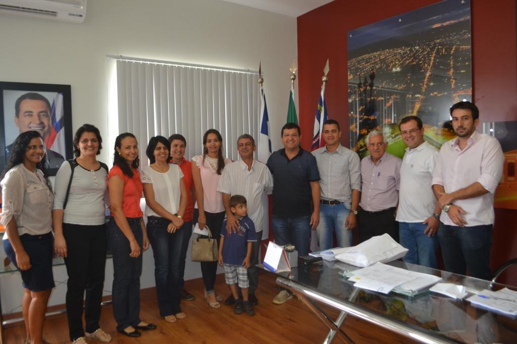 Prefeito de Guanambi empossa novos concursados.