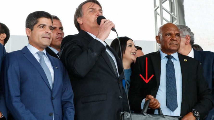 Na Bahia, Bolsonaro usou pasta à prova de balas como escudo.