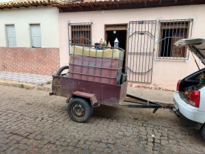 Combust?vel ? comercializado a pre?o de R$10,00 em autom?vel na Pra?a de Mercado em Palmas de Monte Alto.