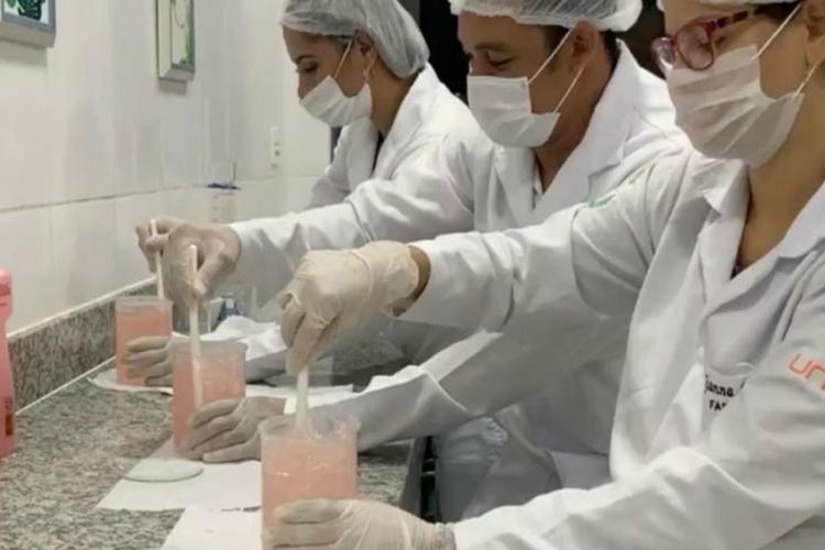 Feira de Santana: Estudantes de Farmácia produzem álcool gel e distribuem de graça.