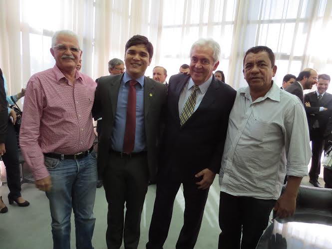 Deputado Vitor Bonfim participa de homenagem ao Senador Otto Alencar.