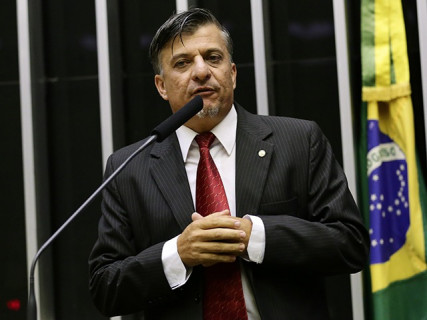 Deputado apresenta projeto de lei que prevê amputação das mãos de políticos corruptos.