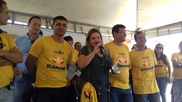 Ivana assegura reconstru??o do asfalto para Morrinhos.