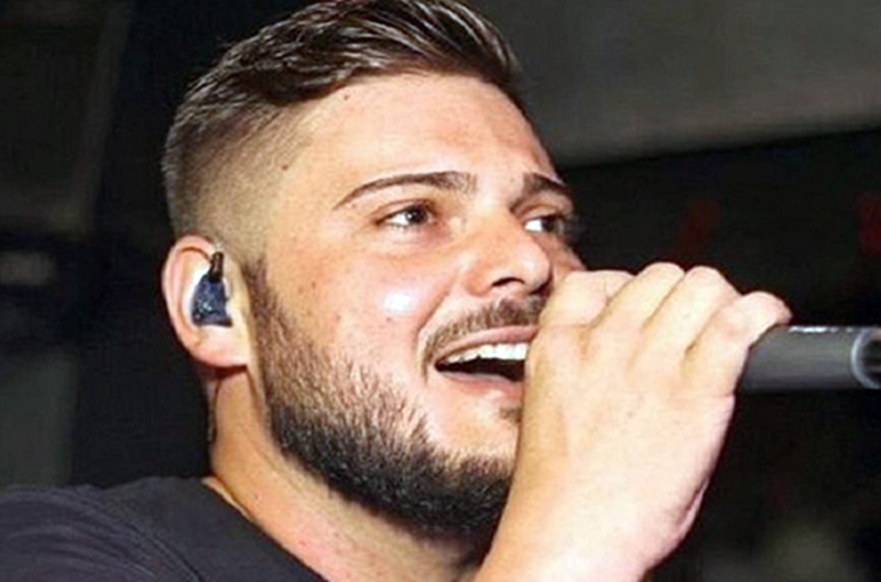 Cantor sertanejo morre de dengue hemorrágica aos 27 anos.