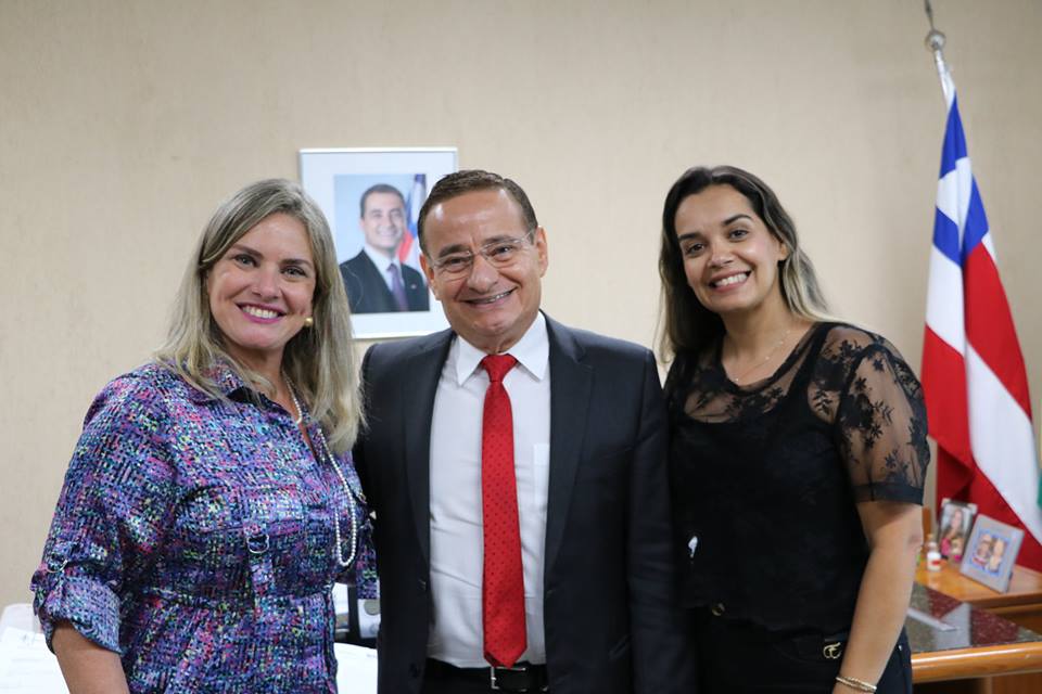 Ivana e Vanessa cobram instala??o de po?os em Len??is.