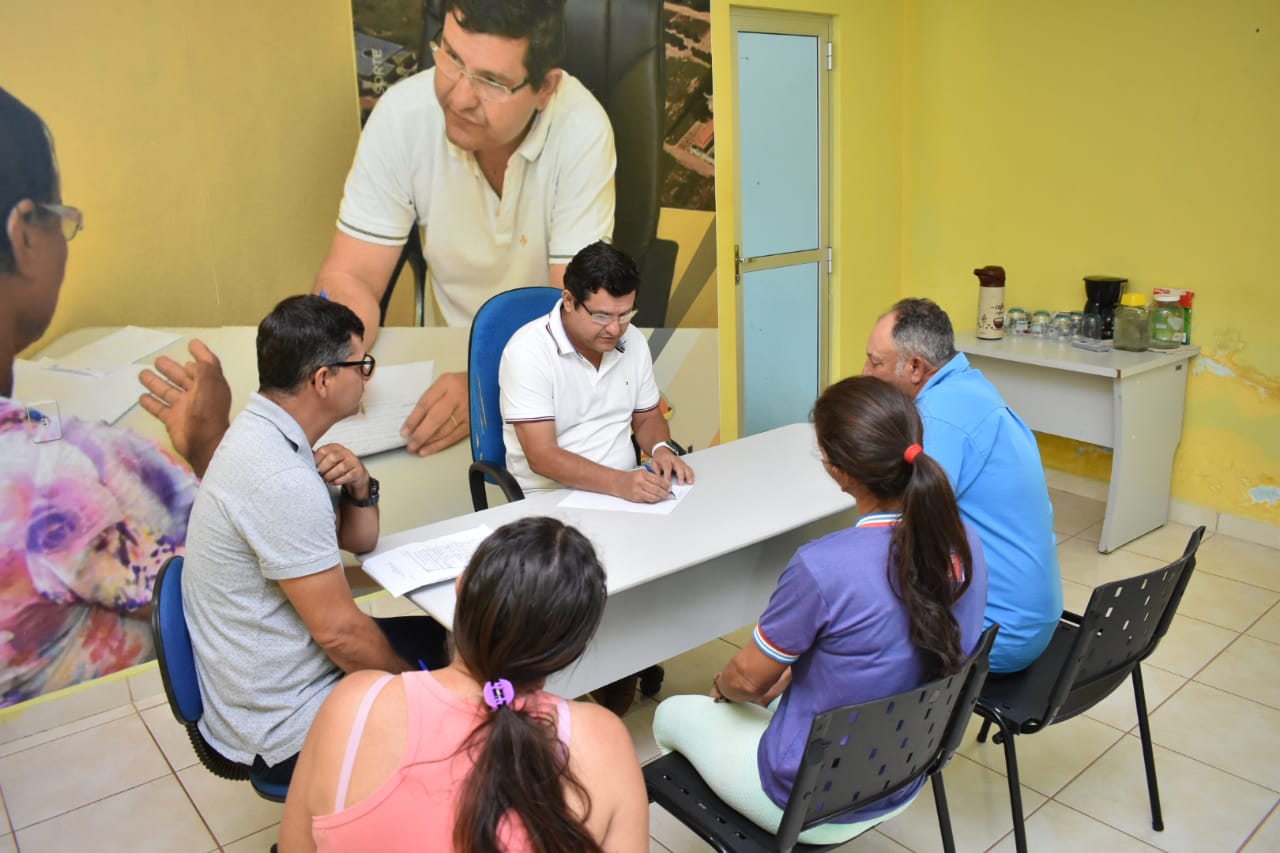 Prefeito Jairo Magalhães atende população de Morrinhos.
