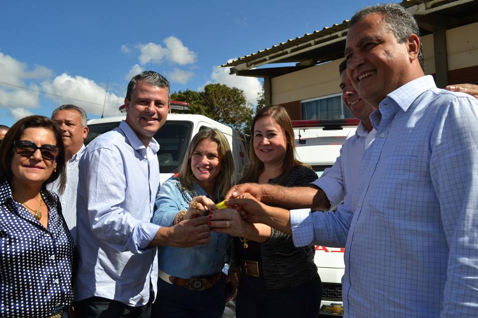 Prefeito de Caetit? recebe ambul?ncia de emenda de Ivana Bastos.