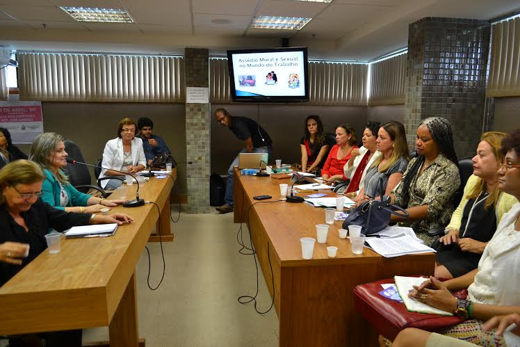 Comissão da Mulher: Deputada participa de audiência que discute assédio moral e sexual no trabalho.