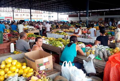 Feira livre volta a funcionar de forma parcial na sede de Caetité; comissão atua para manter organização.