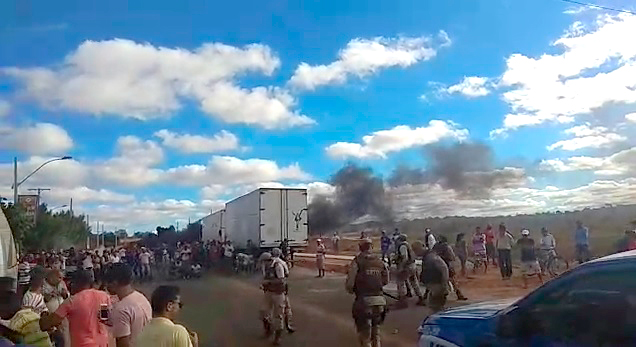 Policia Militar prende tr?s homens em Tanque Novo durante manifesta??o.