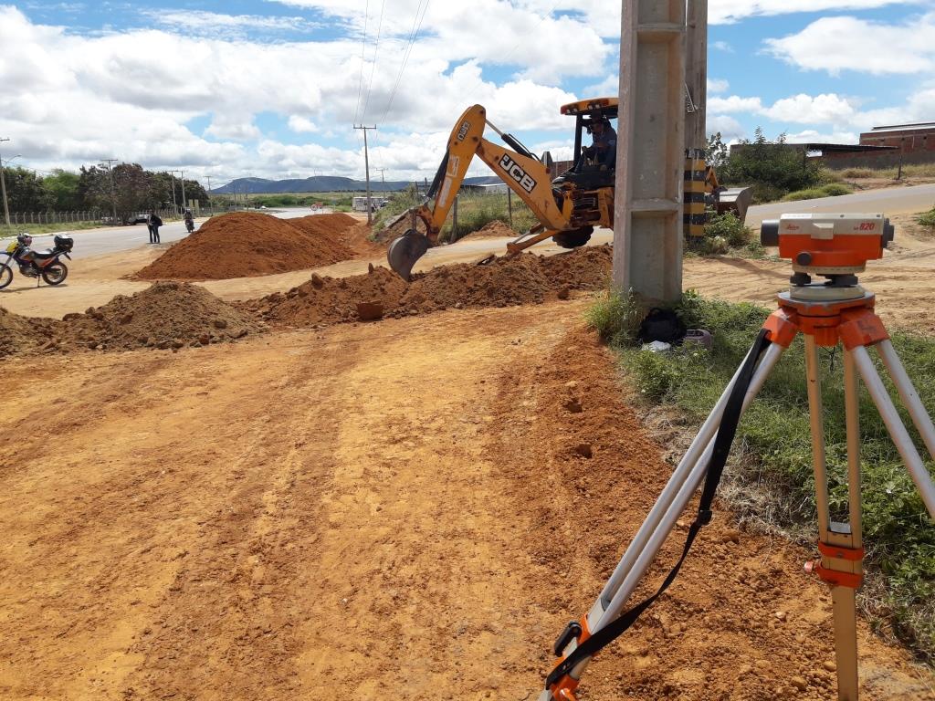 MOBILIDADE URBANA | - Obras da rotat?ria de acesso aos bairros Beija-flor e Monte Azul seguem a todo vapor.