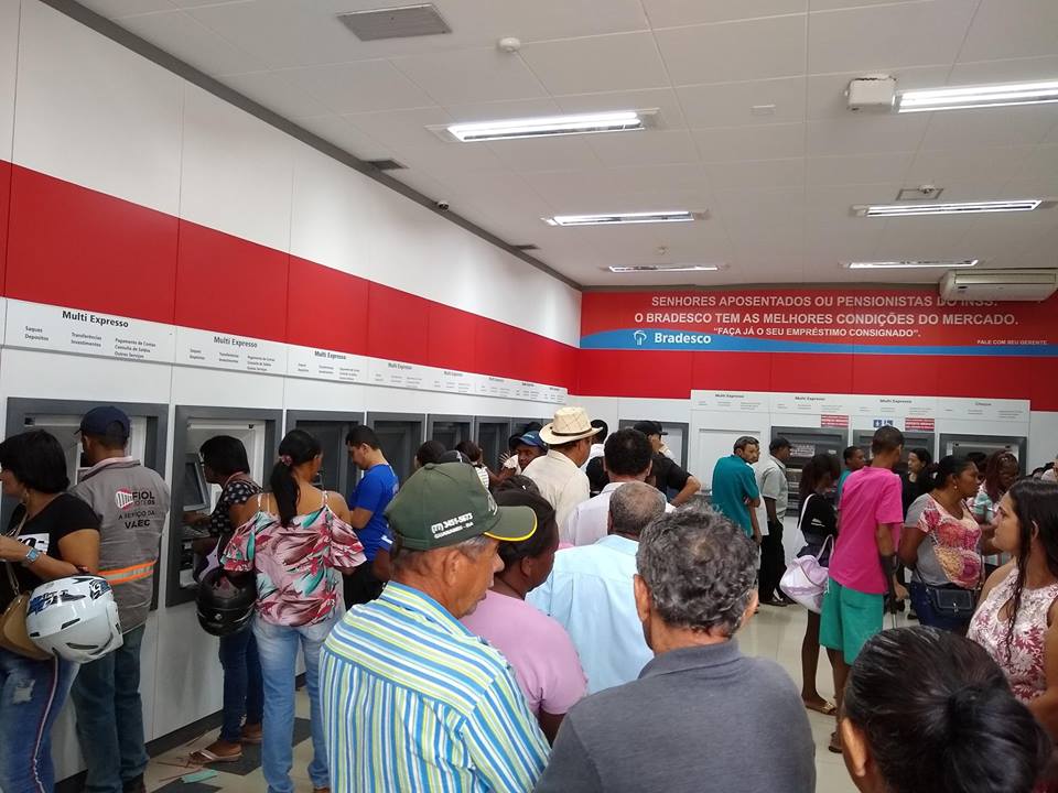 Ag?ncia do Bradesco amanhece com mau cheiro em Guanambi.