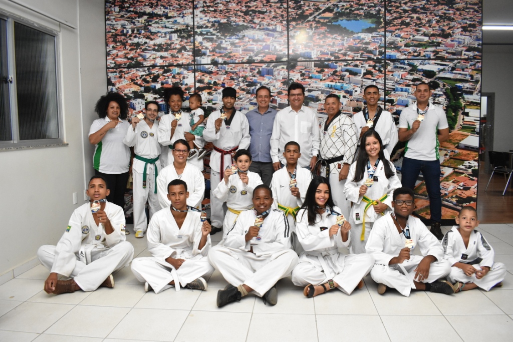 Jovens guanambienses se destacam no Campeonato Baiano de Taekwondo com apoio da Prefeitura.
