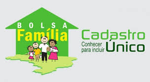 Técnicos da Secretaria de Assistência Social reúnem moradores para discutir Bolsa família e Cadastro Único.