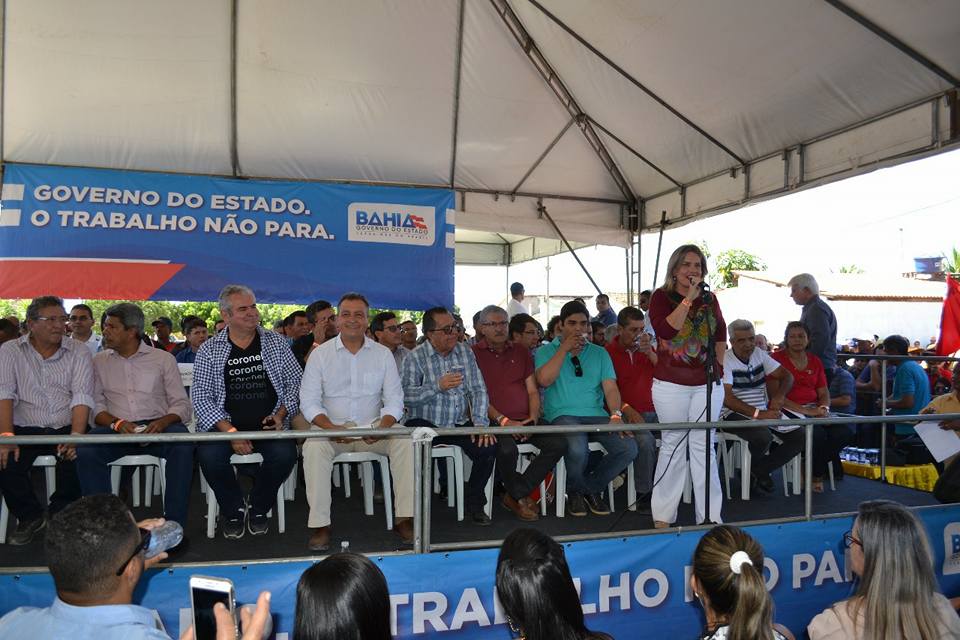 Ivana pede asfalto do Angico a Rui durante agenda de inaugura??es em Carinhanha.