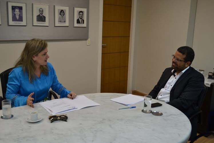 Ivana Bastos se reúne com secretário da Administração após abertura dos trabalhos legislativos.
