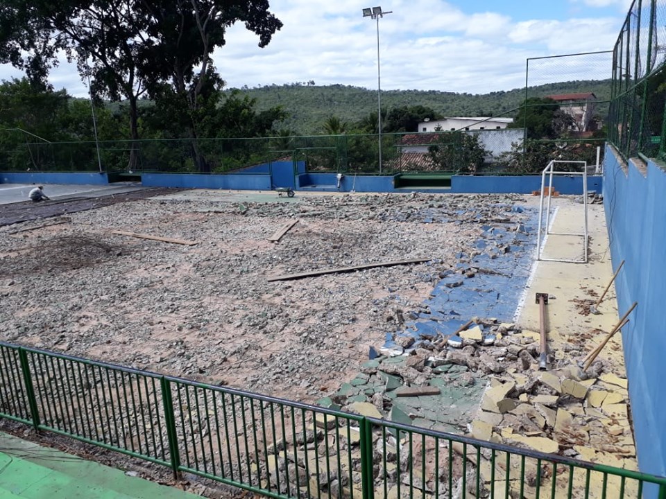 Ivana e Vanessa comemoram andamento de obras da quadra de esportes do colégio estadual
