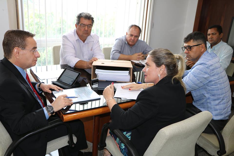 Ivana busca na SIHS recursos para obras da adutora do Po?o do Magro.