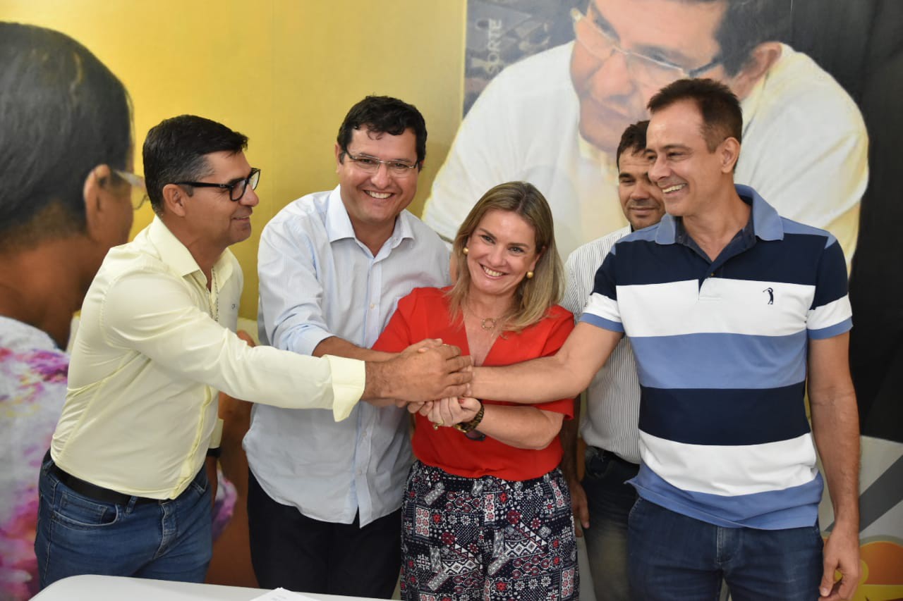 Jairo Magalh?es e Ivana Bastos assinam conv?nios para quatro comunidades rurais  e instalam Posto de Atendimento em Morr