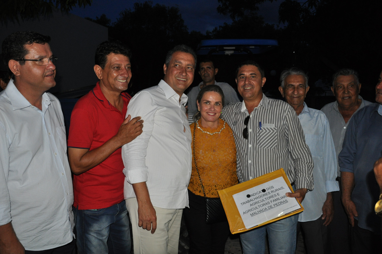 Ivana Bastos e Rui Costa entregam trator para trabalhadores rurais de Malhada de Pedras.